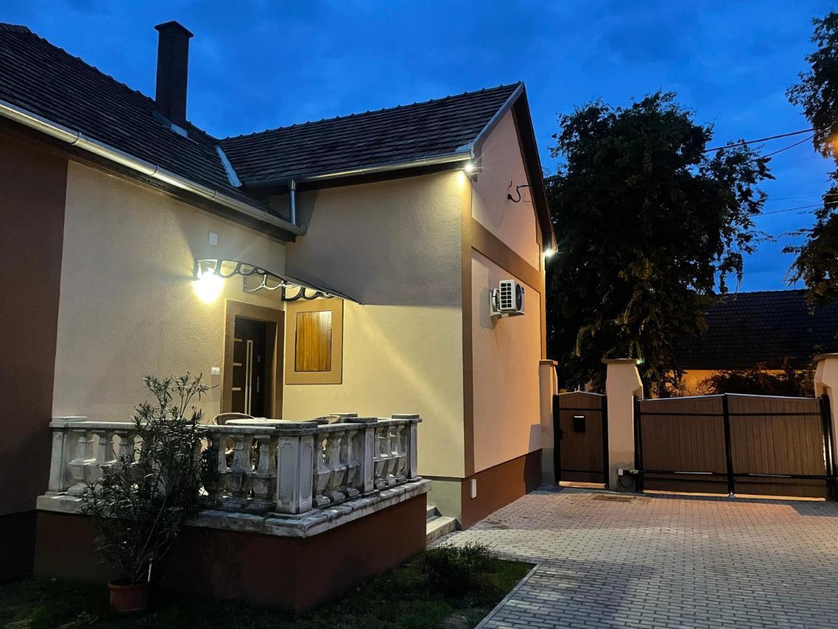 Kovacs Apartmanhaz Kiskunhalas Zewnętrze zdjęcie